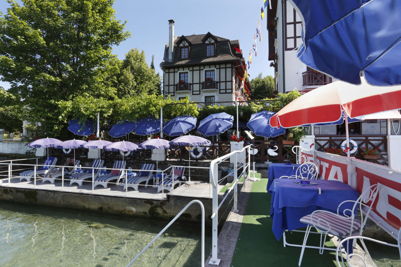 Ponton - © Les Cygnes - Evian Ponton