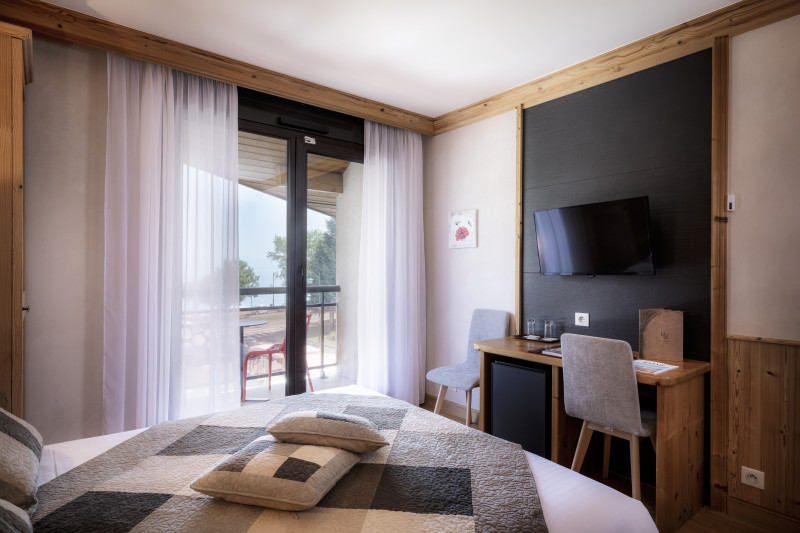 chambre double balcon lac - © hôtel Littoral chambre double balcon lac