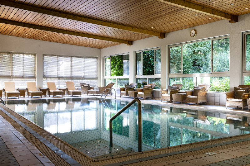 piscine intérieure - © Evian Resort piscine intérieure