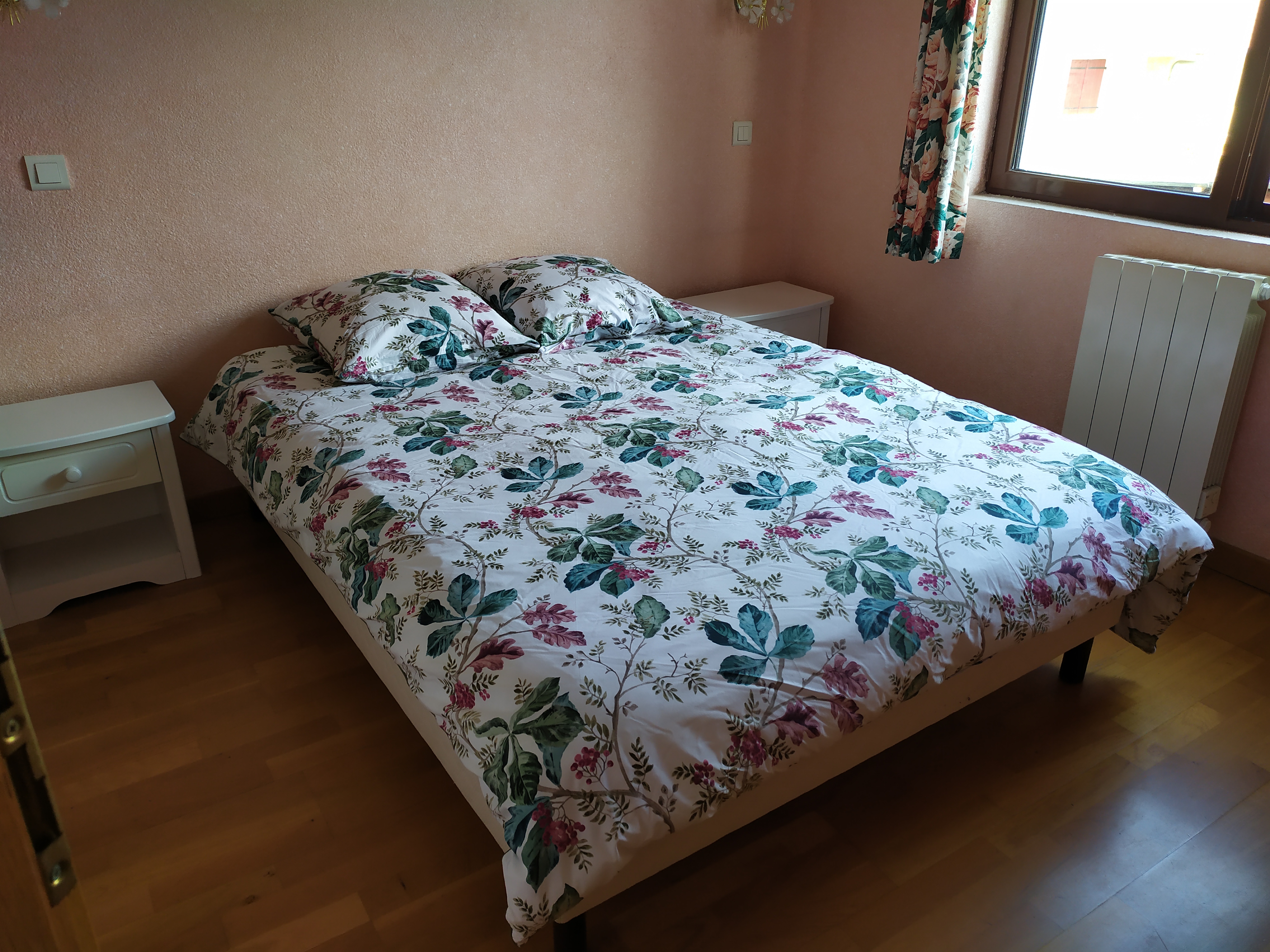 Une chambre grand lit
