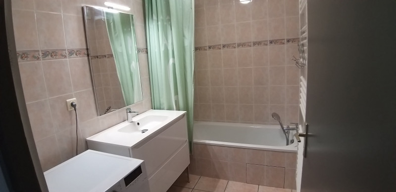 Salle de bain avec baignoire