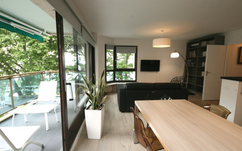 vue pièce principale et terrasse vue pièce principale et terrasse